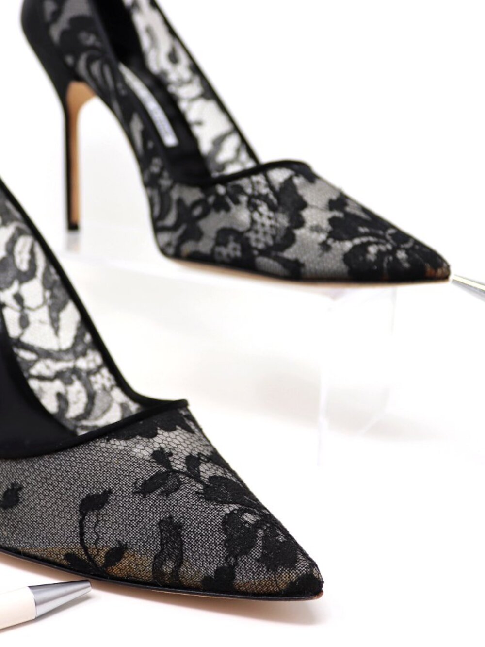 SOLD——- Manolo Blahnik 38 BB 105 Black Floral Lace Satin Stiletto Point Toe Pump - Picture 2 of 15